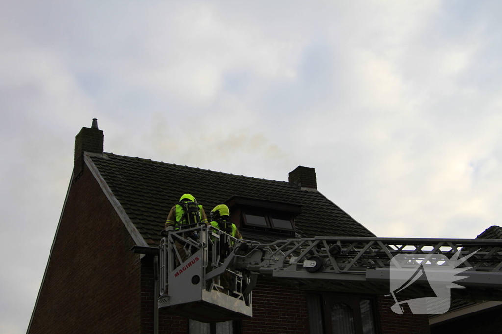 Brandweer controleer schoorsteen na brand