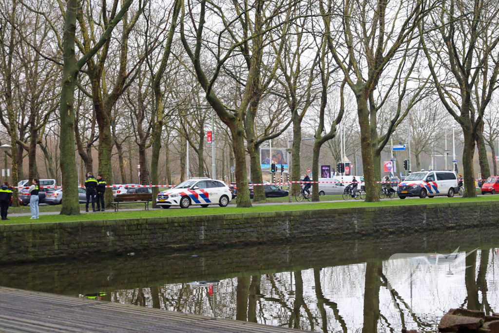 Persoon te water hulpdiensten massaal aanwezig