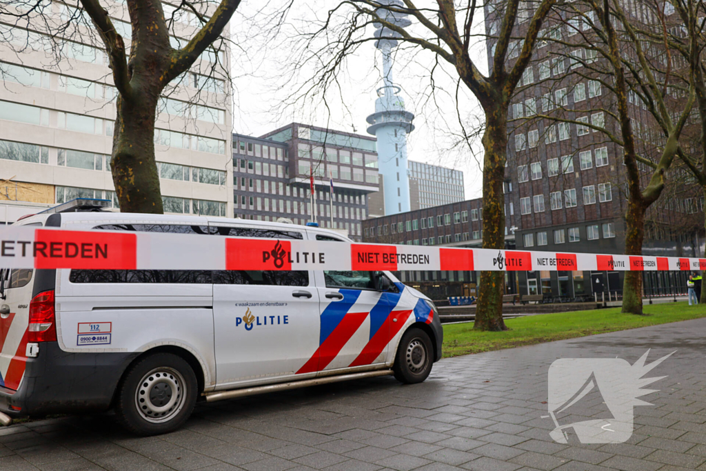 Persoon te water hulpdiensten massaal aanwezig