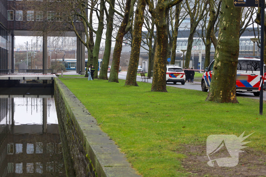 Persoon te water hulpdiensten massaal aanwezig