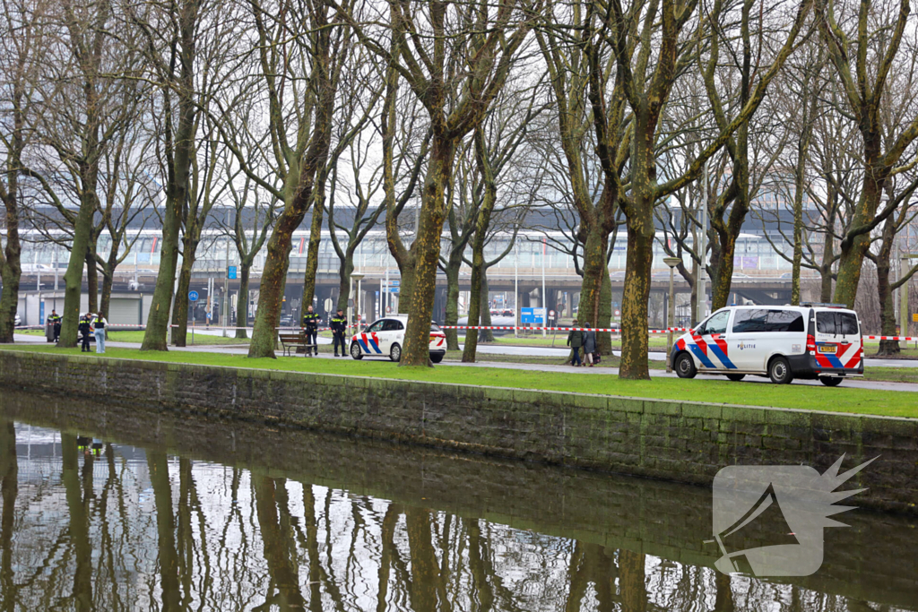 Persoon te water hulpdiensten massaal aanwezig