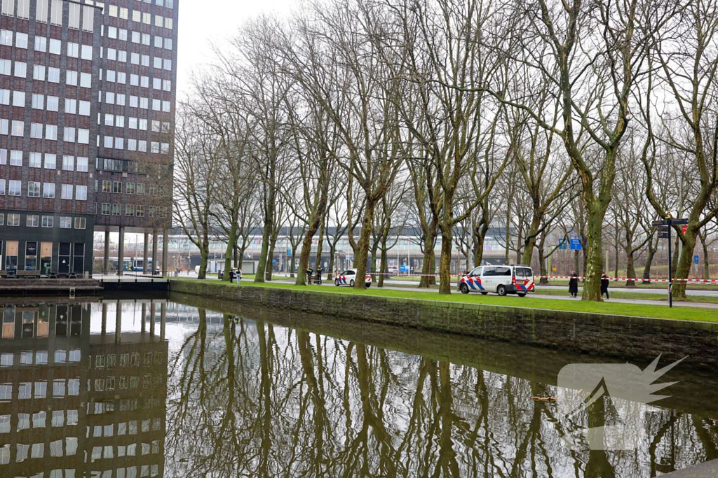 Persoon te water hulpdiensten massaal aanwezig