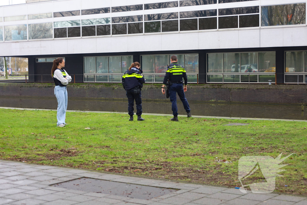 Persoon te water hulpdiensten massaal aanwezig