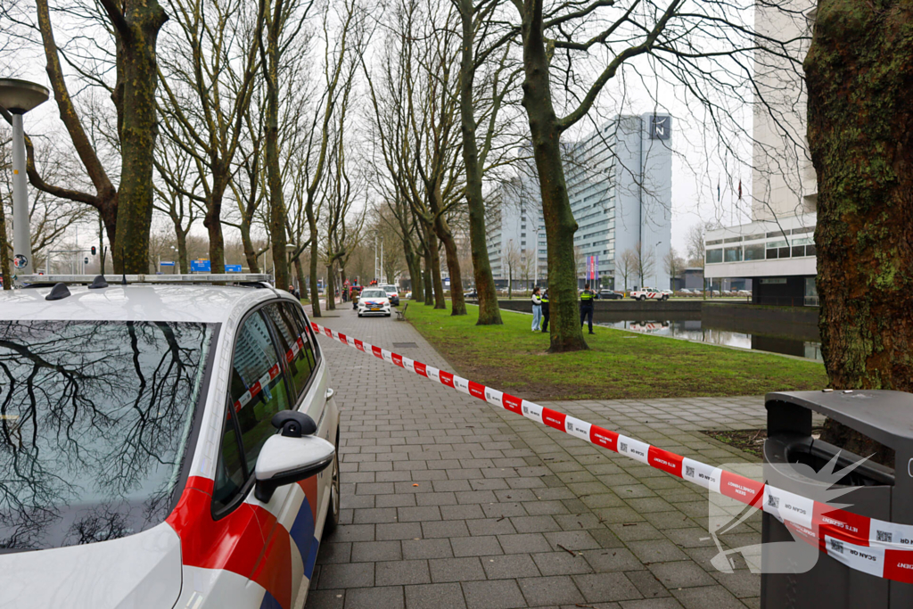Persoon te water hulpdiensten massaal aanwezig