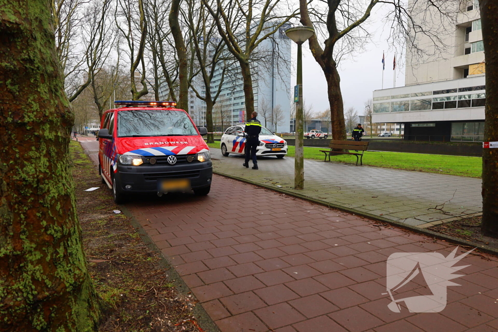 Persoon te water hulpdiensten massaal aanwezig