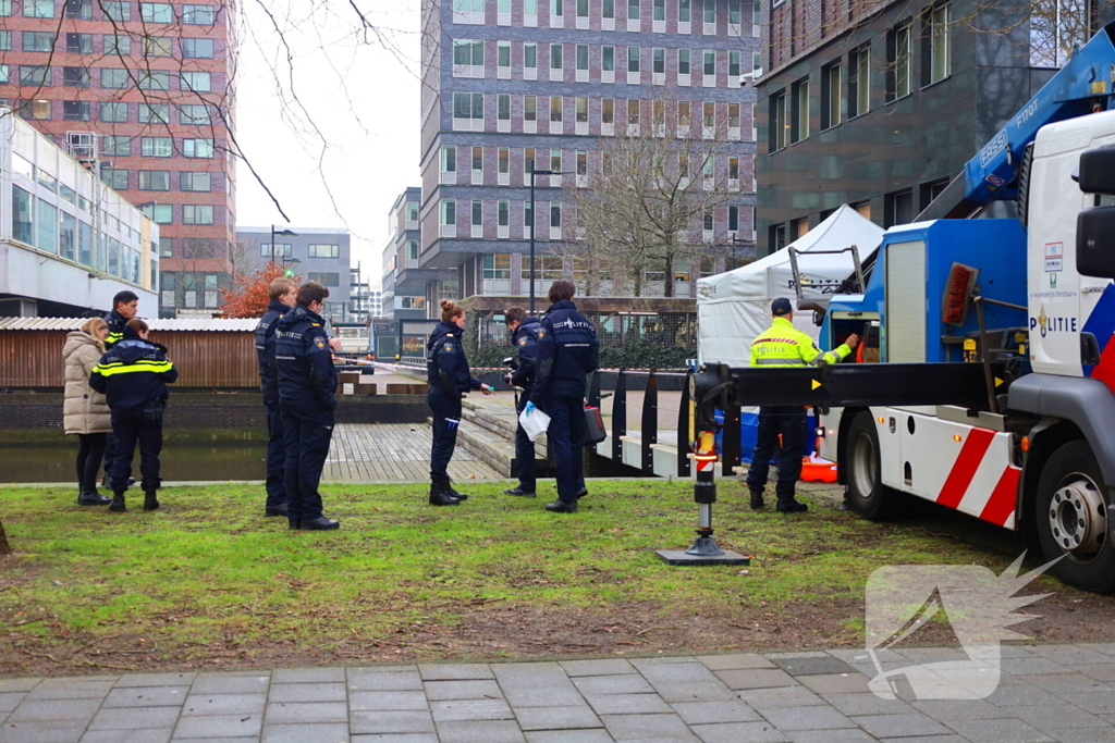 Persoon te water hulpdiensten massaal aanwezig