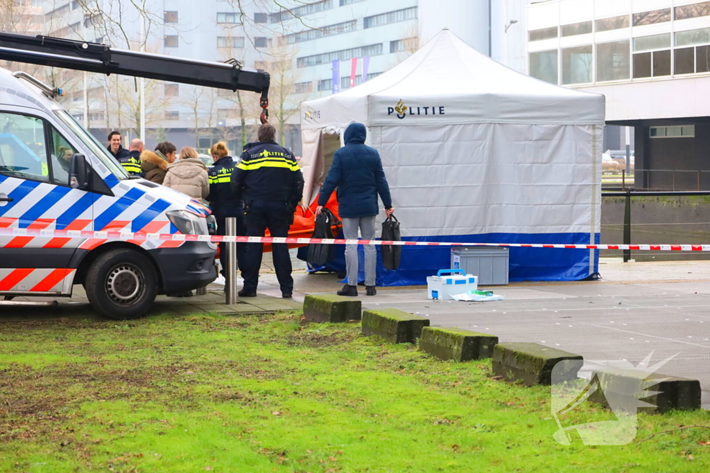Persoon te water hulpdiensten massaal aanwezig