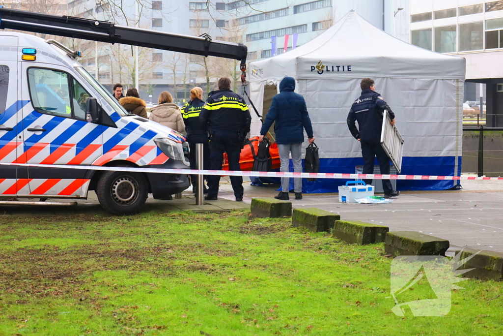 Persoon te water hulpdiensten massaal aanwezig