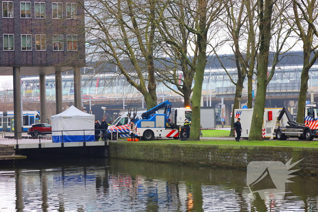 Persoon te water hulpdiensten massaal aanwezig