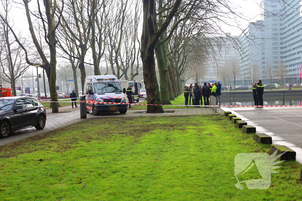 Persoon te water hulpdiensten massaal aanwezig