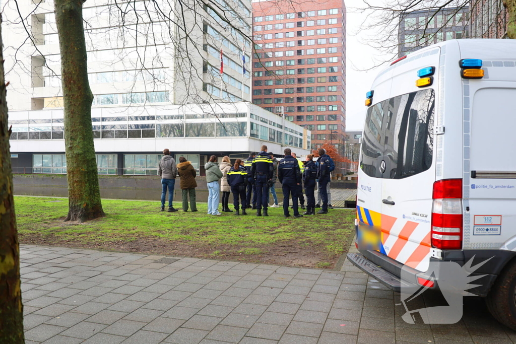 Persoon te water hulpdiensten massaal aanwezig