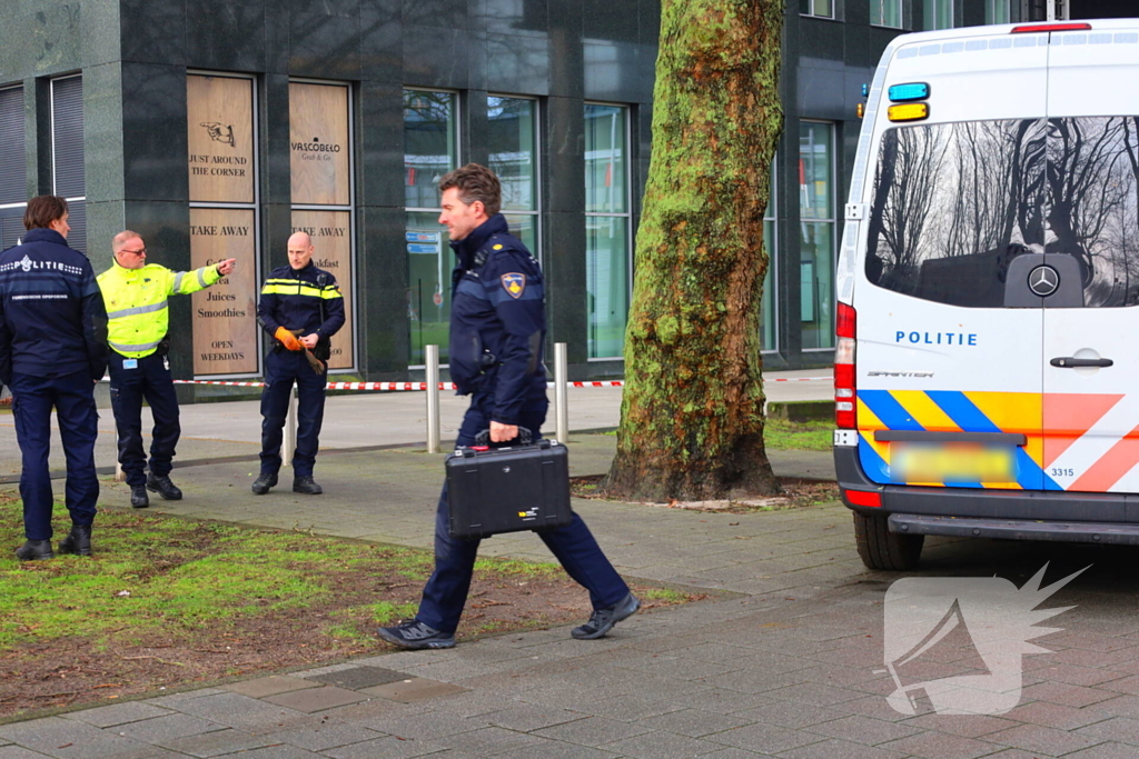 Persoon te water hulpdiensten massaal aanwezig