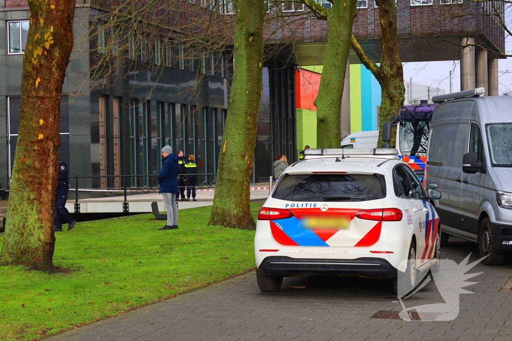 Persoon te water hulpdiensten massaal aanwezig