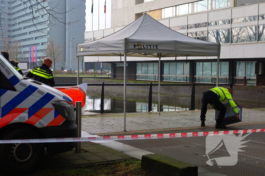 Persoon te water hulpdiensten massaal aanwezig