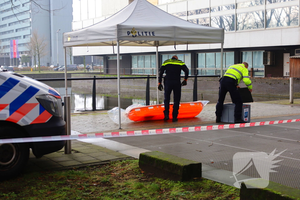 Persoon te water hulpdiensten massaal aanwezig