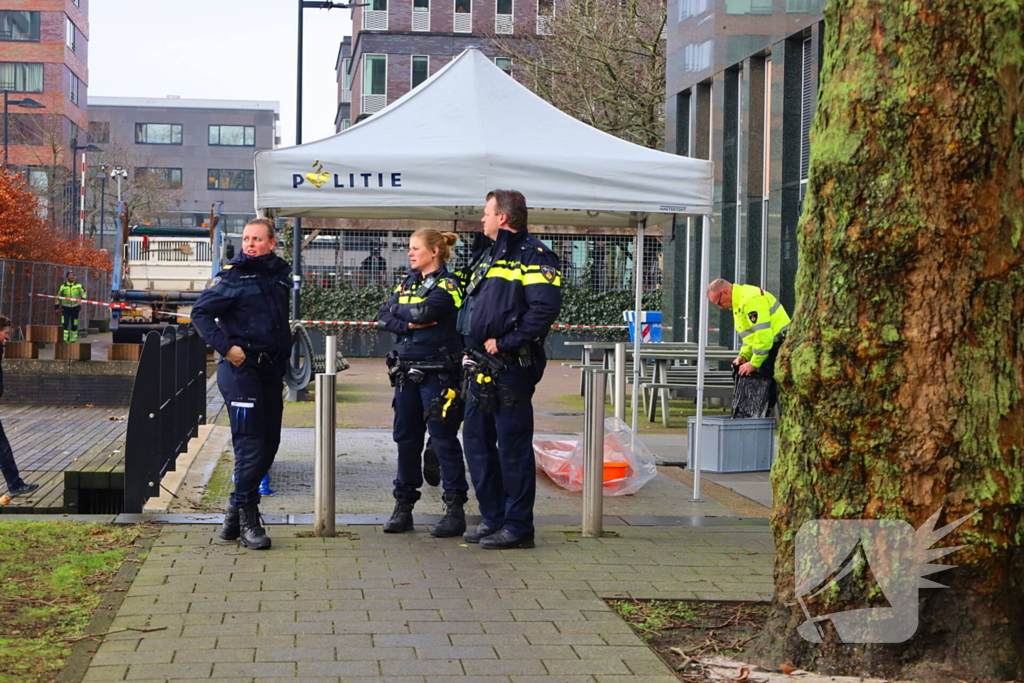 Persoon te water hulpdiensten massaal aanwezig