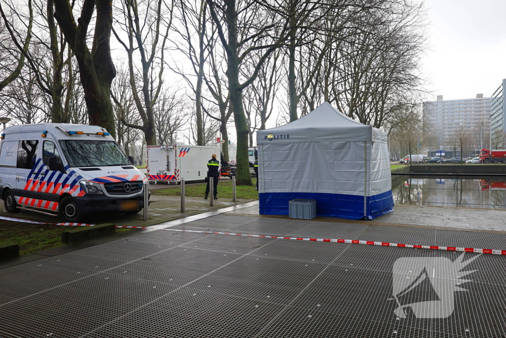 Persoon te water hulpdiensten massaal aanwezig