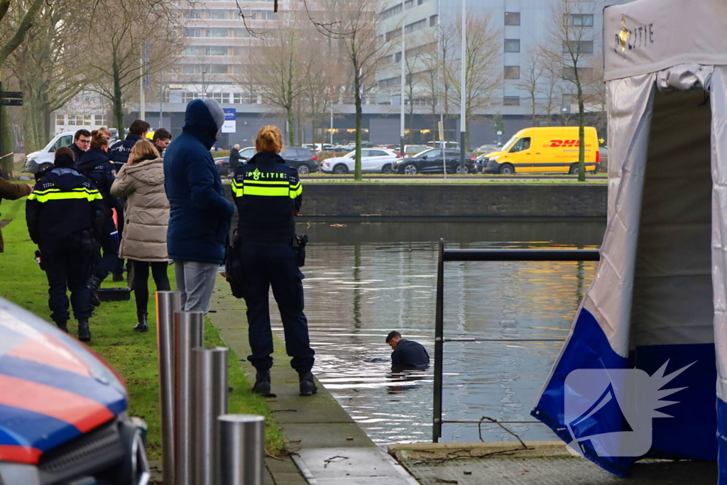 Persoon te water hulpdiensten massaal aanwezig