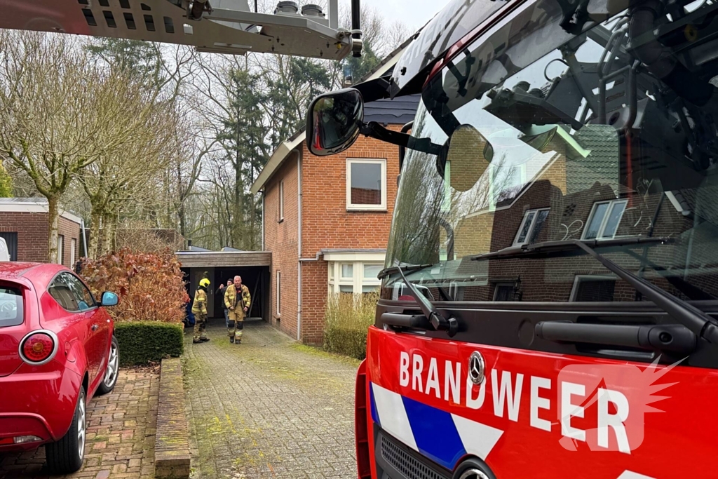 Brandweer inspecteert schoorsteen na brand