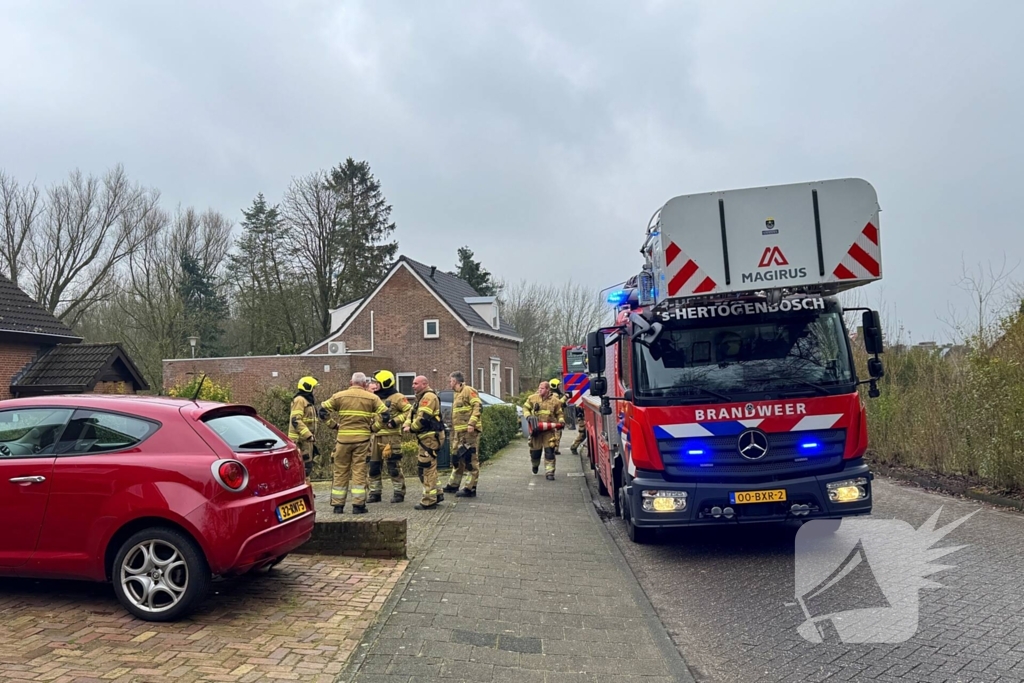 Brandweer inspecteert schoorsteen na brand