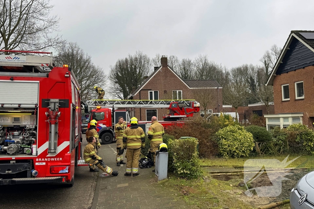 Brandweer inspecteert schoorsteen na brand