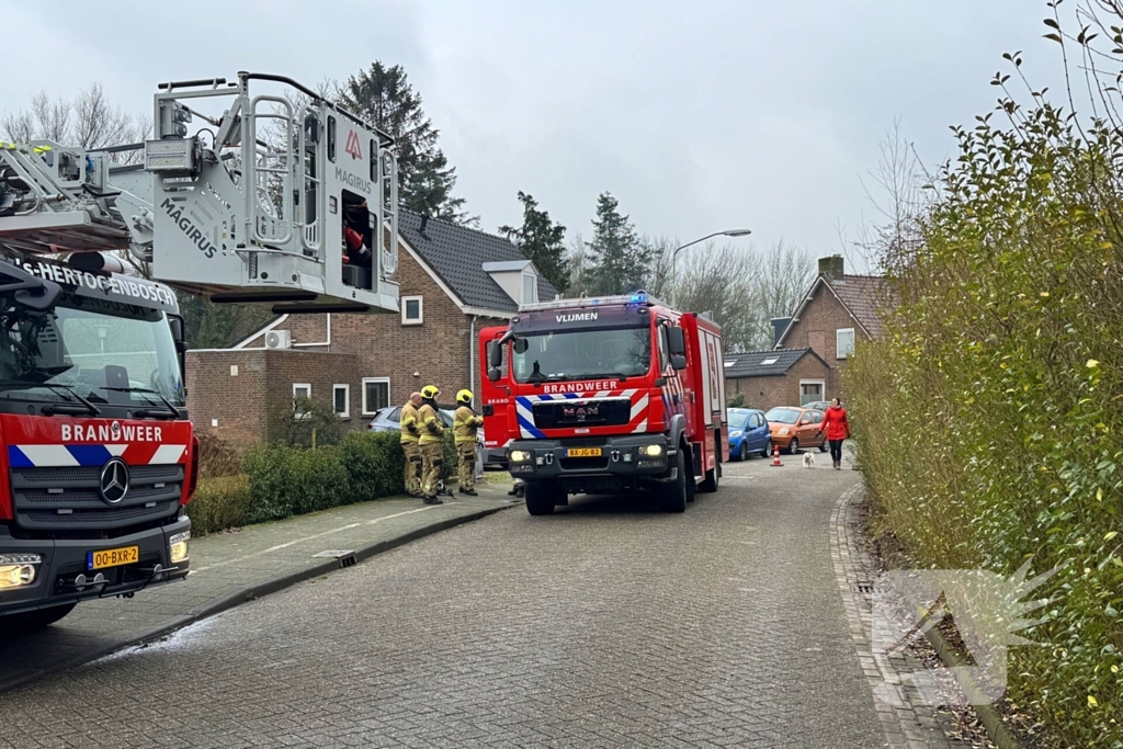 Brandweer inspecteert schoorsteen na brand