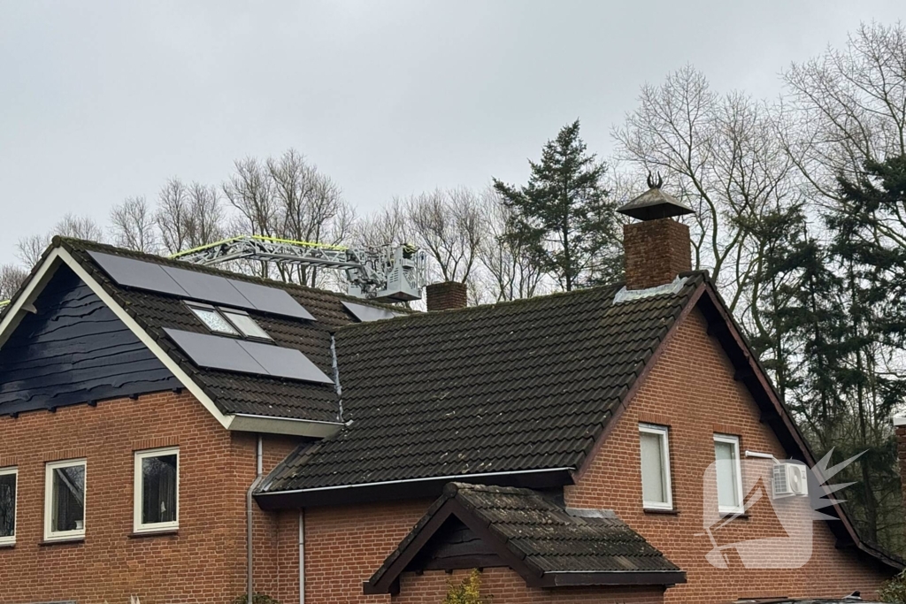 Brandweer inspecteert schoorsteen na brand