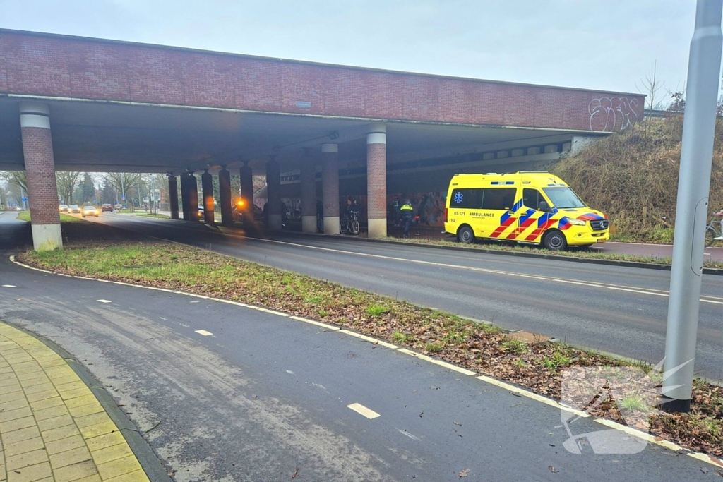 Fietsers en brommer botsen onder viaduct
