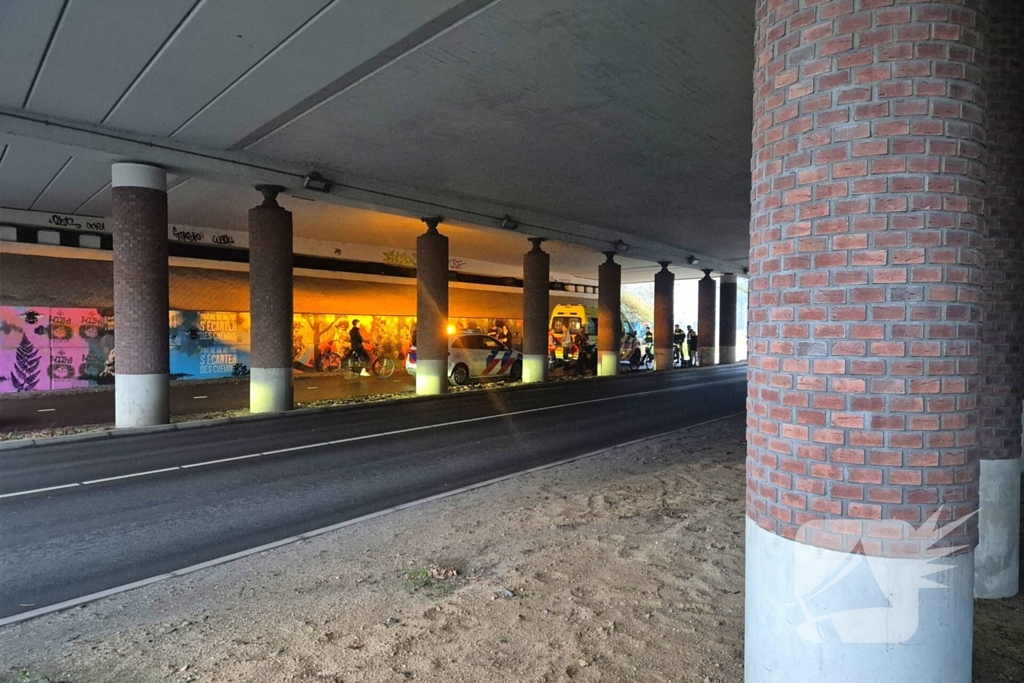 Fietsers en brommer botsen onder viaduct