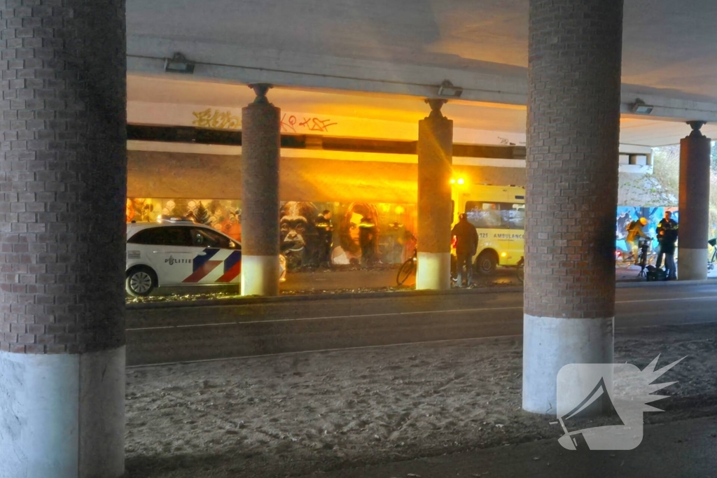 Fietsers en brommer botsen onder viaduct
