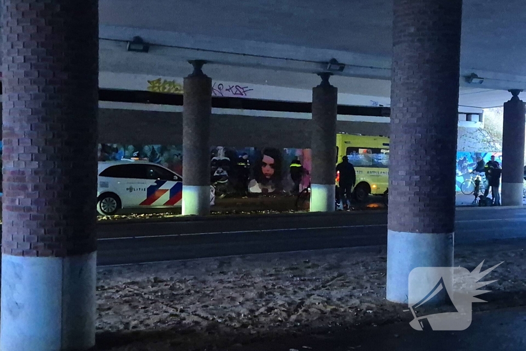 Fietsers en brommer botsen onder viaduct