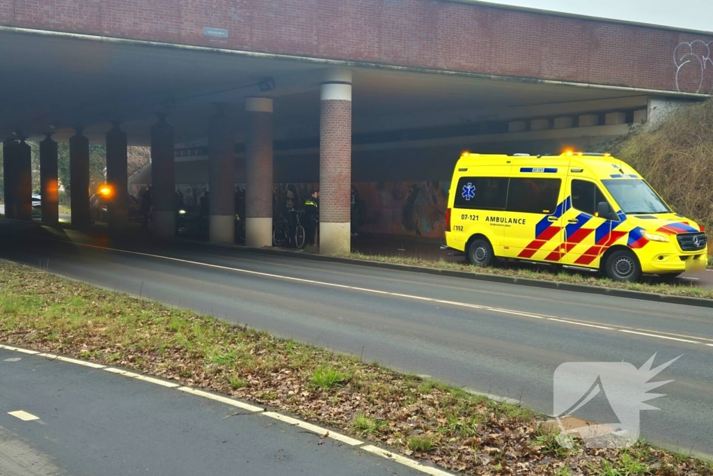 Fietsers en brommer botsen onder viaduct