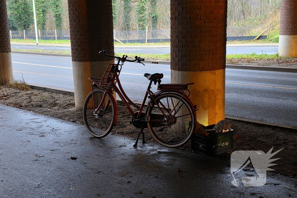 Fietsers en brommer botsen onder viaduct