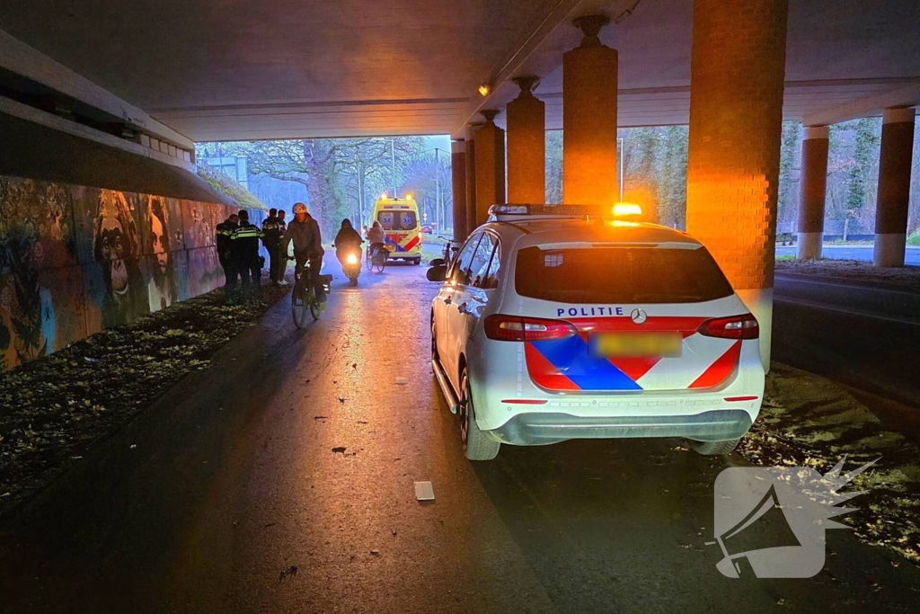 Fietsers en brommer botsen onder viaduct