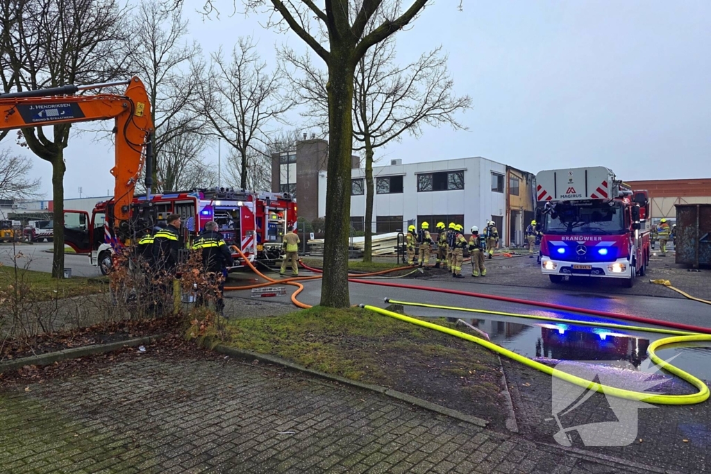 Grote brand in bedrijfspand van koekjesfabriek