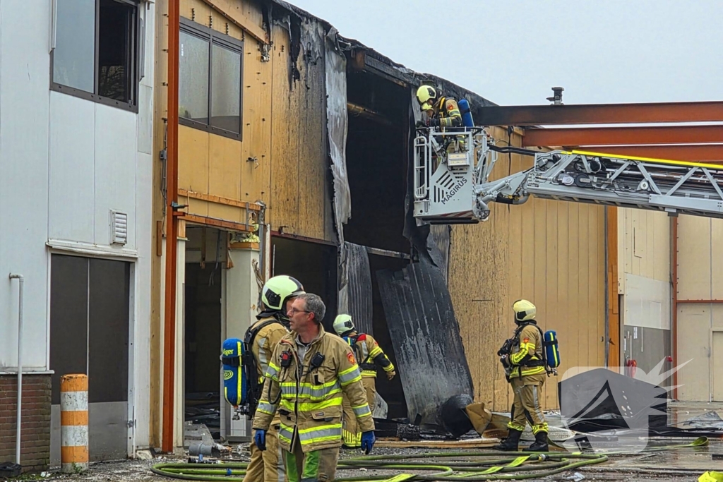 Grote brand in bedrijfspand van koekjesfabriek