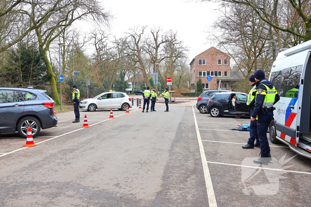 Politie controleert voertuigen en brommers