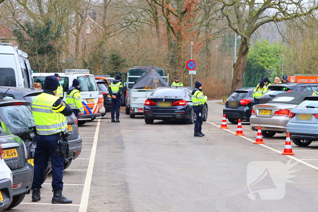 Politie controleert voertuigen en brommers