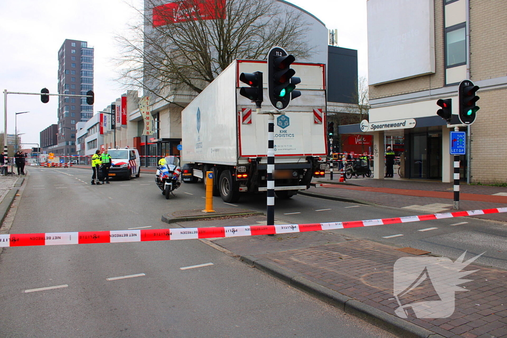 Kind op fiets aangereden door vrachtwagen