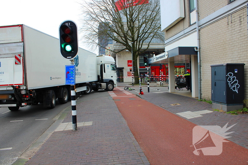 Kind op fiets aangereden door vrachtwagen