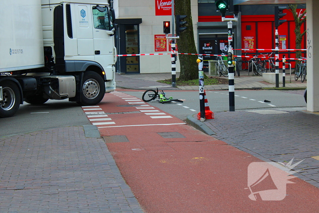 Kind op fiets aangereden door vrachtwagen