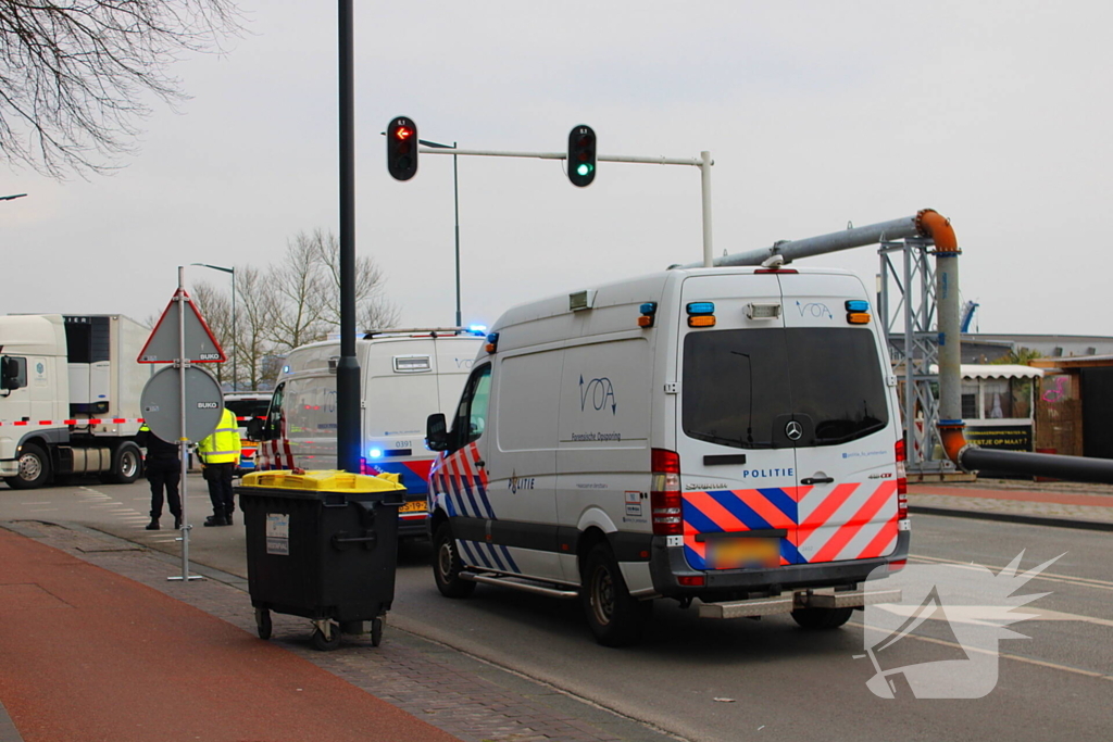 Kind op fiets aangereden door vrachtwagen