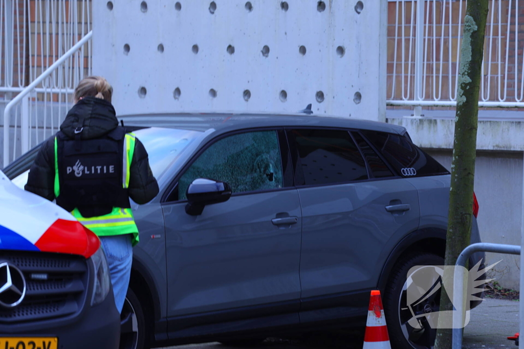 Meerdere schoten gelost auto beschadigd