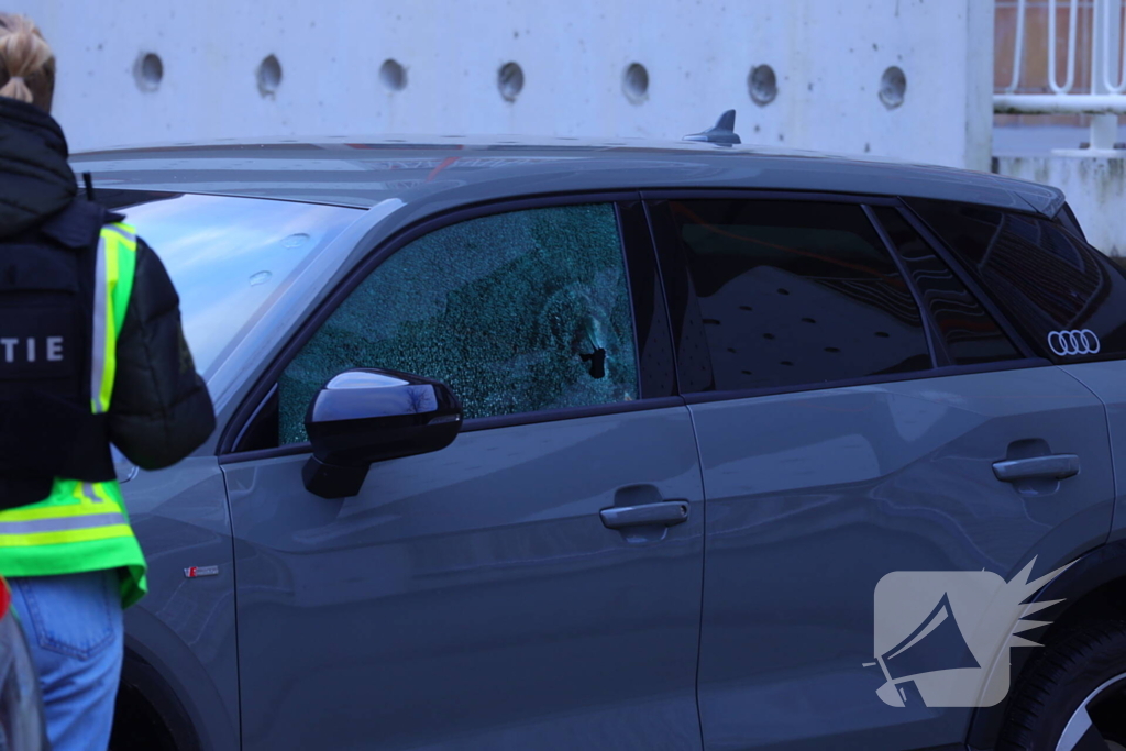 Meerdere schoten gelost auto beschadigd