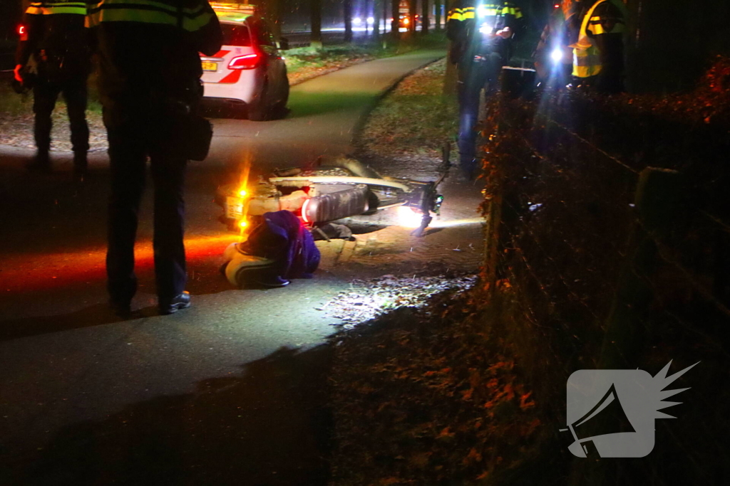 Scooterrijder geschept door paardentransporter