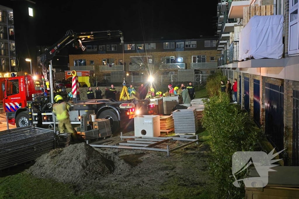 Kind bekneld onder pallet stenen