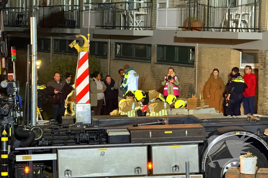 Kind bekneld onder pallet stenen