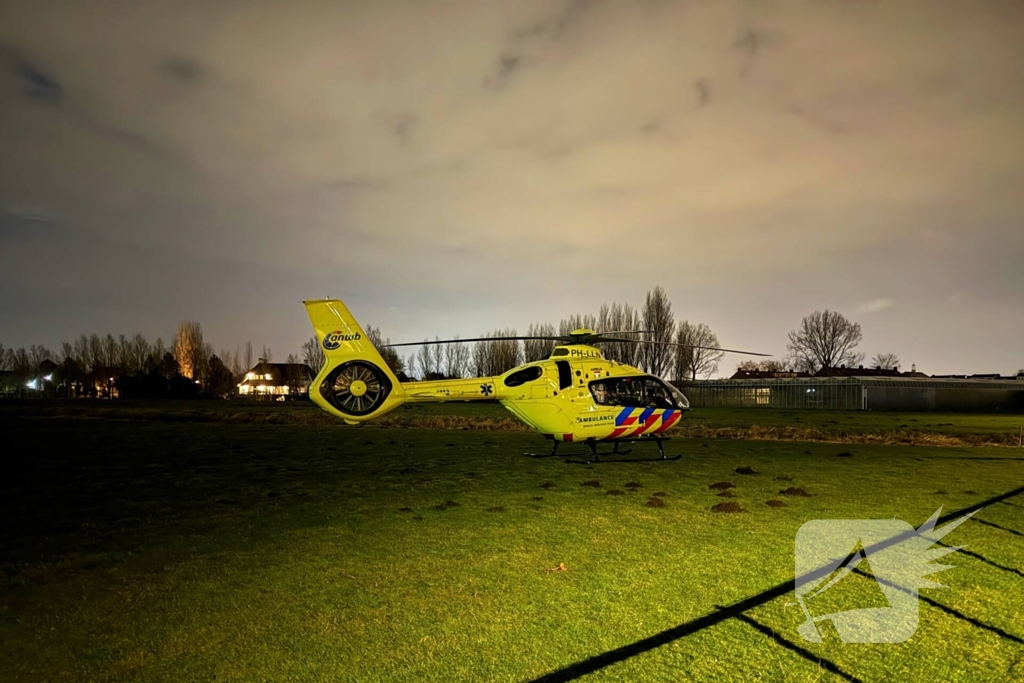 Bestuurder bestelbus rijdt met hoge snelheid in op fietser, ramt auto en slaat op de vlucht