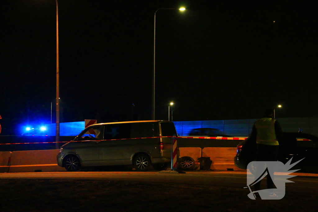 Bestuurder bestelbus rijdt met hoge snelheid in op fietser, ramt auto en slaat op de vlucht