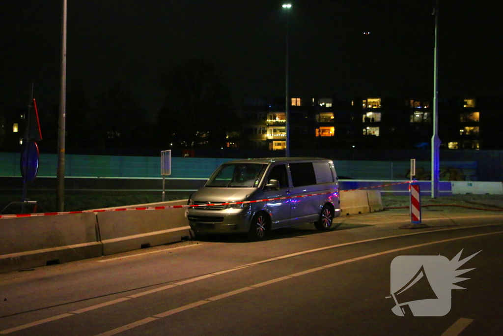 Bestuurder bestelbus rijdt met hoge snelheid in op fietser, ramt auto en slaat op de vlucht